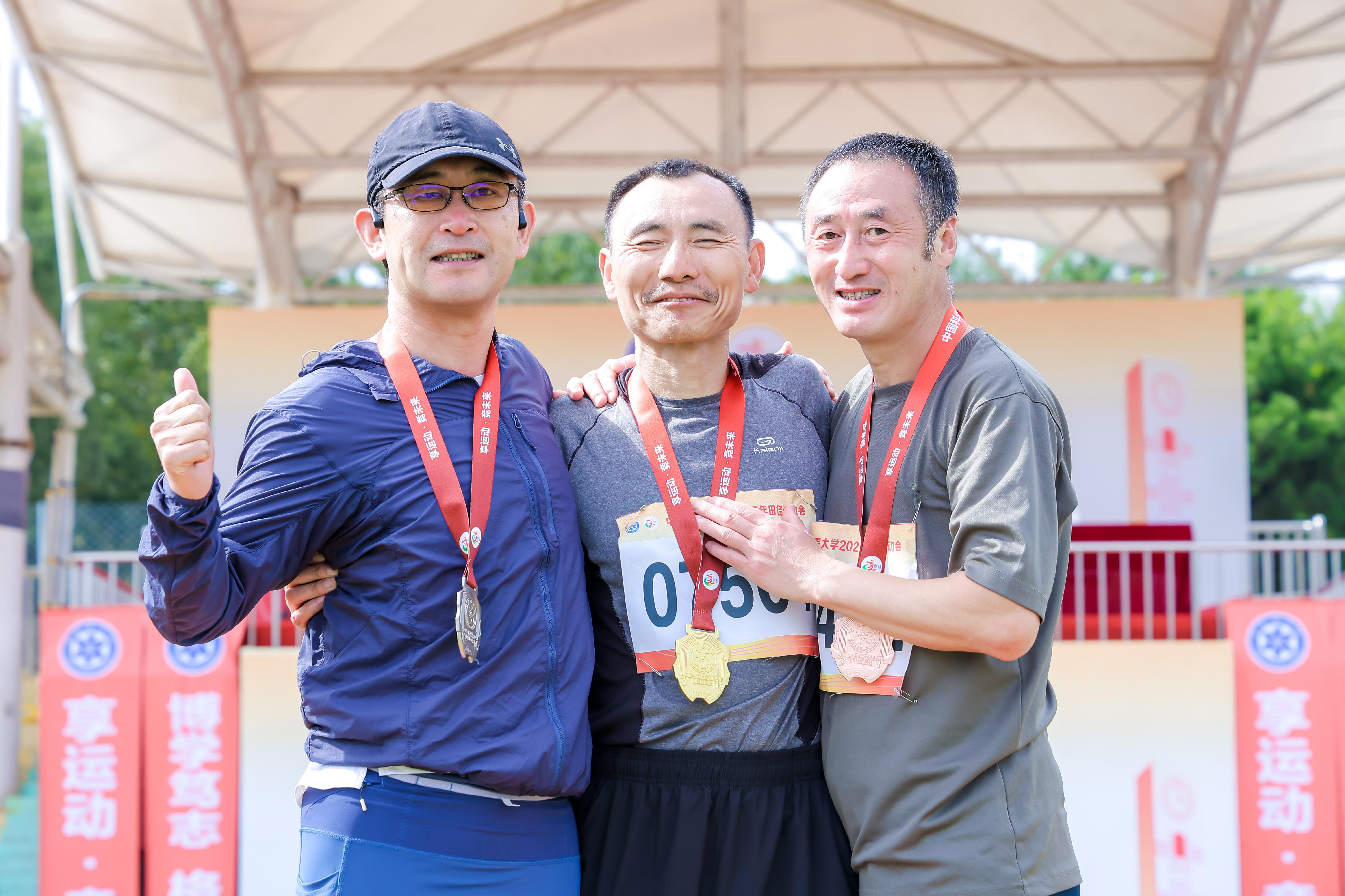 孙常波老师领奖（银牌） 合照.jpg